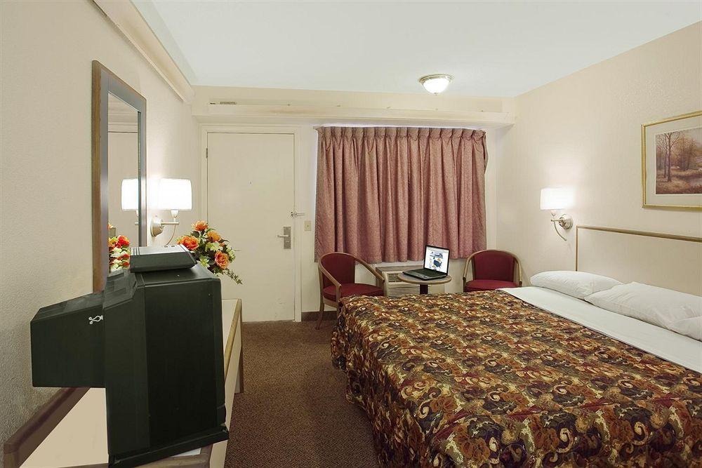 Americas Best Value Inn-Pittsburgh Airport Coraopolis Εξωτερικό φωτογραφία