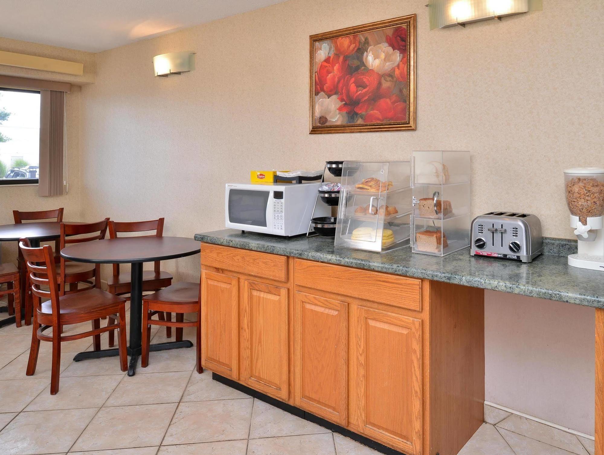 Americas Best Value Inn-Pittsburgh Airport Coraopolis Εξωτερικό φωτογραφία