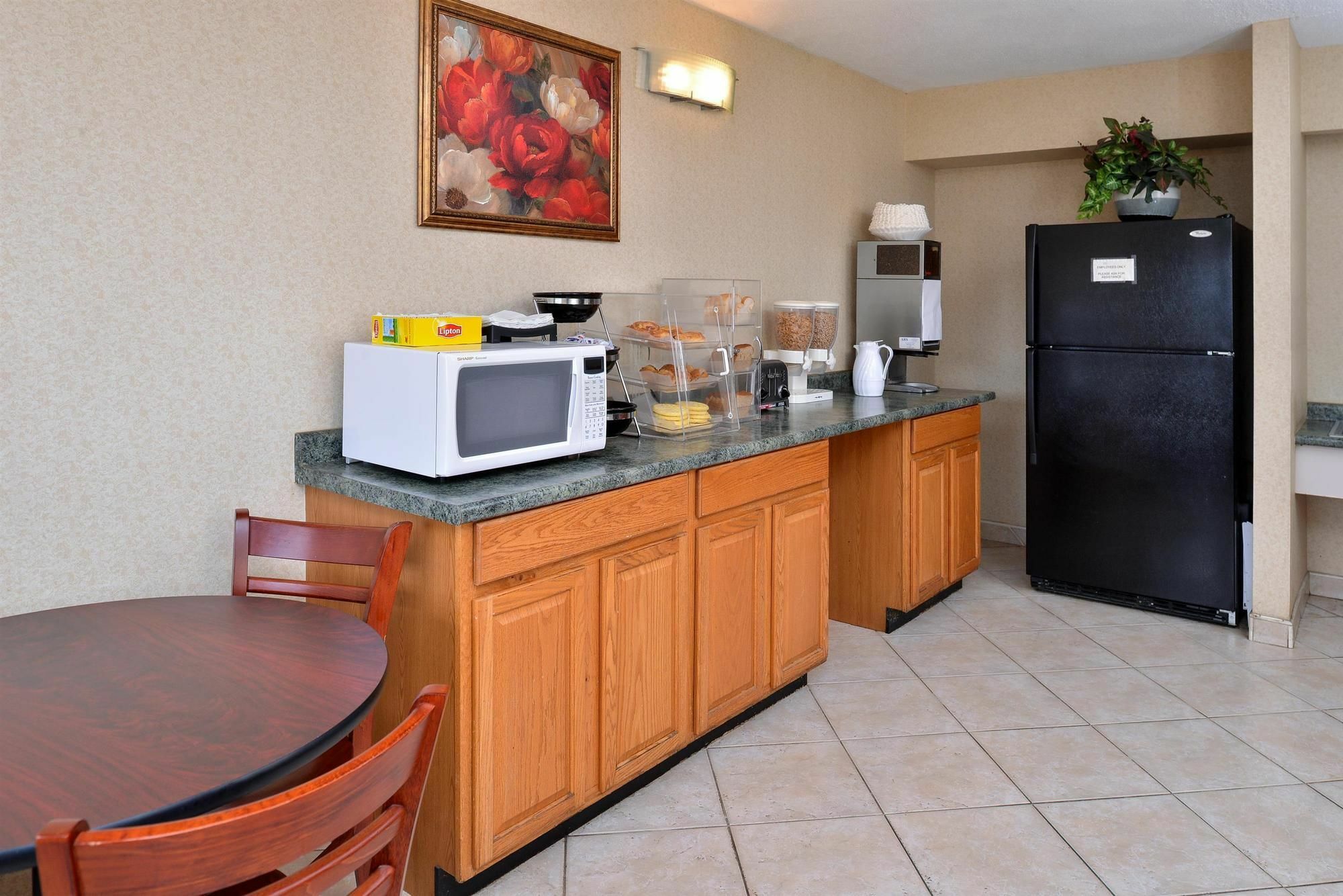 Americas Best Value Inn-Pittsburgh Airport Coraopolis Εξωτερικό φωτογραφία